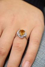 BAGUE en or gris 750/°° ornée d'une citrine ovale de...