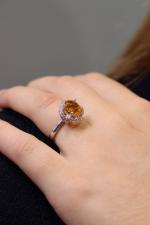 BAGUE en or gris 750/°° ornée d'une citrine ovale de...