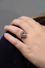 BAGUE en or rose 750/°° de forme piriforme centrée d'une...