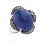 BAGUE en or gris 750/°°ornée d'une importante tanzanite cabochon de...