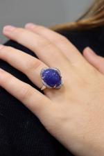 BAGUE en or gris 750/°°ornée d'une importante tanzanite cabochon de...