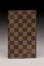 LOUIS VUITTON - Grand PORTE-CARTES en toile damier marron. Numéroté....