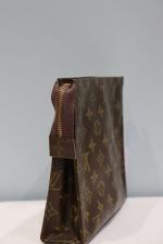 LOUIS VUITTON - TROUSSE de toilette en toile enduite monogram,...