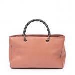 GUCCI - SAC modèle "Bamboo" MM en cuir grainé rose,...