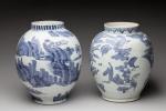 Deux VASES pansus en porcelaine de Chine à décor en...