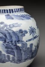 Deux VASES pansus en porcelaine de Chine à décor en...