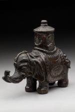 Petit ELEPHANT en bronze patiné surmonté d'un palanquin. Chine, époque...