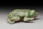 Crapaud en biscuit émaillé vert. 
Chine, XIXe siècle
L. 5,2 cm...