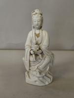 Sujet en blanc de Chine, représentant Guanyin assise en délassement...