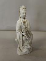 Sujet en blanc de Chine, représentant Guanyin assise en délassement...