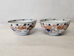 Deux coupes en porcelaine, à décor dit « imari chinois...