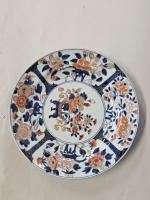 Assiette en porcelaine Imari, à décor de composition florale en...