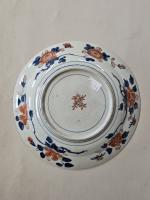 Assiette en porcelaine Imari, à décor de composition florale en...