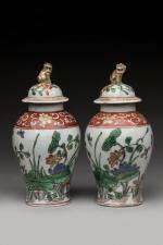 Paire de petits vases balustre couverts en porcelaine et émaux...