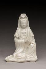 SAINT-CLOUD (?). Statuette d'une Quan Hin en porcelaine tendre. 12,5...