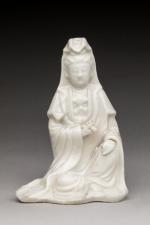 SAINT-CLOUD (?). Statuette d'une Quan Hin en porcelaine tendre. 12,5...