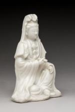 SAINT-CLOUD (?). Statuette d'une Quan Hin en porcelaine tendre. 12,5...