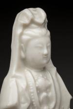 SAINT-CLOUD (?). Statuette d'une Quan Hin en porcelaine tendre. 12,5...