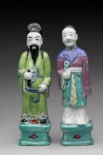 Deux sujets en porcelaine polychrome, représentant deux dignitaires sur des...