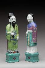 Deux sujets en porcelaine polychrome, représentant deux dignitaires sur des...