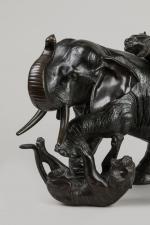 Eléphant attaqué par deux tigres. Bronze à patine brune. Japon,...