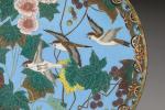 Grand plat en émaux cloisonnés sur cuivre, à décor d'oiseaux...