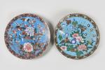 Deux plats en émaux cloisonnés sur cuivre, à décor polychrome...