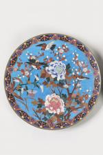 Deux plats en émaux cloisonnés sur cuivre, à décor polychrome...