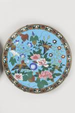 Deux plats en émaux cloisonnés sur cuivre, à décor polychrome...