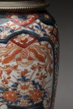 Vase en porcelaine imari, à décor de jardinières fleuries en...