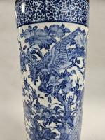 Vase rouleau  en porcelaine blanc-bleu à décor d'oiseau dans...