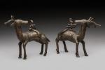 Deux CERFS en bronze à décor gravé. Corée, époque Choseon,...