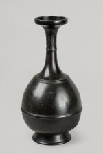 VASE de forme balustre annelée en bronze. Corée, époque XVIIIème...