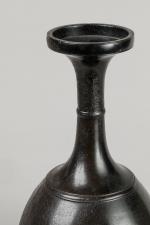 VASE de forme balustre annelée en bronze. Corée, époque XVIIIème...