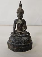 Sujet en bronze, représentant le Bouddha assis en méditation sur...