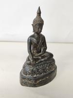 Sujet en bronze, représentant le Bouddha assis en méditation sur...