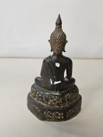 Sujet en bronze, représentant le Bouddha assis en méditation sur...