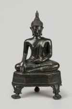 Statuette en bronze de patine brune, représentant Bouddha assis dans...