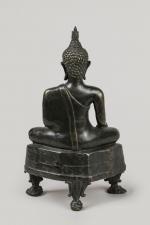 Statuette en bronze de patine brune, représentant Bouddha assis dans...