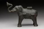 ELEPHANT en bronze tenant une fleur de lotus dans sa...