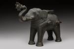 ELEPHANT en bronze tenant une fleur de lotus dans sa...