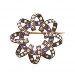 BROCHE "Couronne" en or 750/°° et argent 800/°° ornée de...