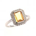 BAGUE en argent 925/°° ornée d'une citrine rectangulaire dans un...