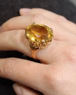 BAGUE en or jaune 750/°° ornée d'une importante citrine ovale...