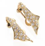 Paire de BOUCLES d'OREILLES en or jaune 750/°° et diamants....