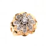 BAGUE "Fleur" en ors jaune et gris 750/°°, le pistil...