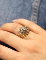 BAGUE "Fleur" en ors jaune et gris 750/°°, le pistil...