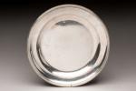 PLAT rond en argent de style Louis XVI. Poinçon Vieillard....