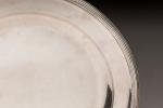 PLAT rond en argent de style Louis XVI. Poinçon Vieillard....