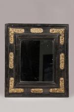 Petit MIROIR en bois noirci mouluré orné de plaquettes de...